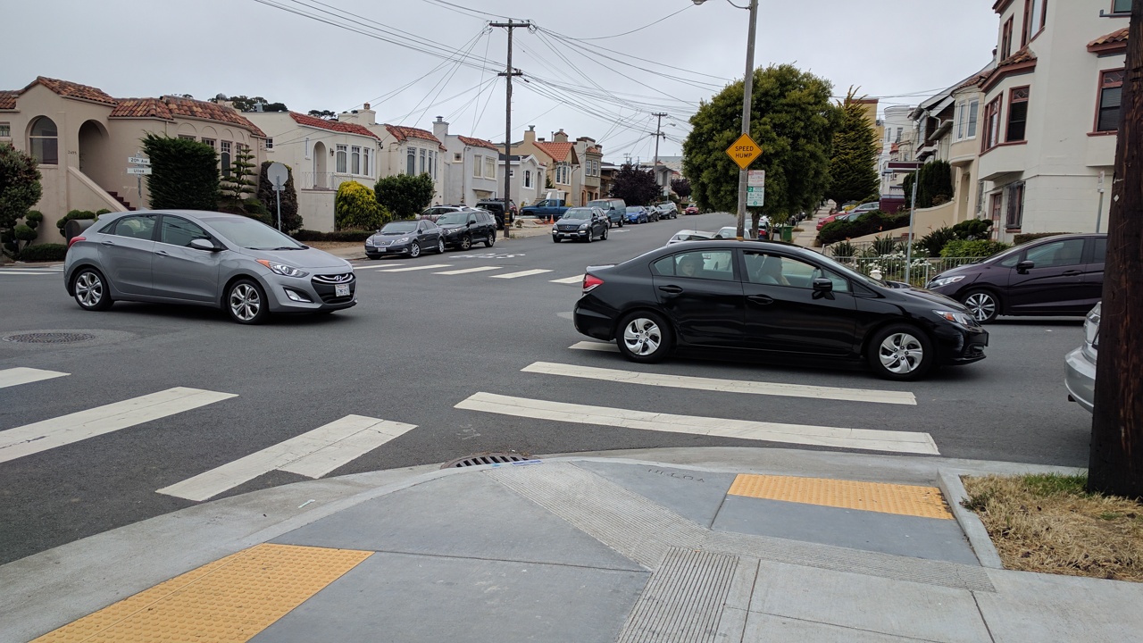 Cars gridlocked across 20th Ave. on their way to 19th. Photo: Streetsblog/Rudick