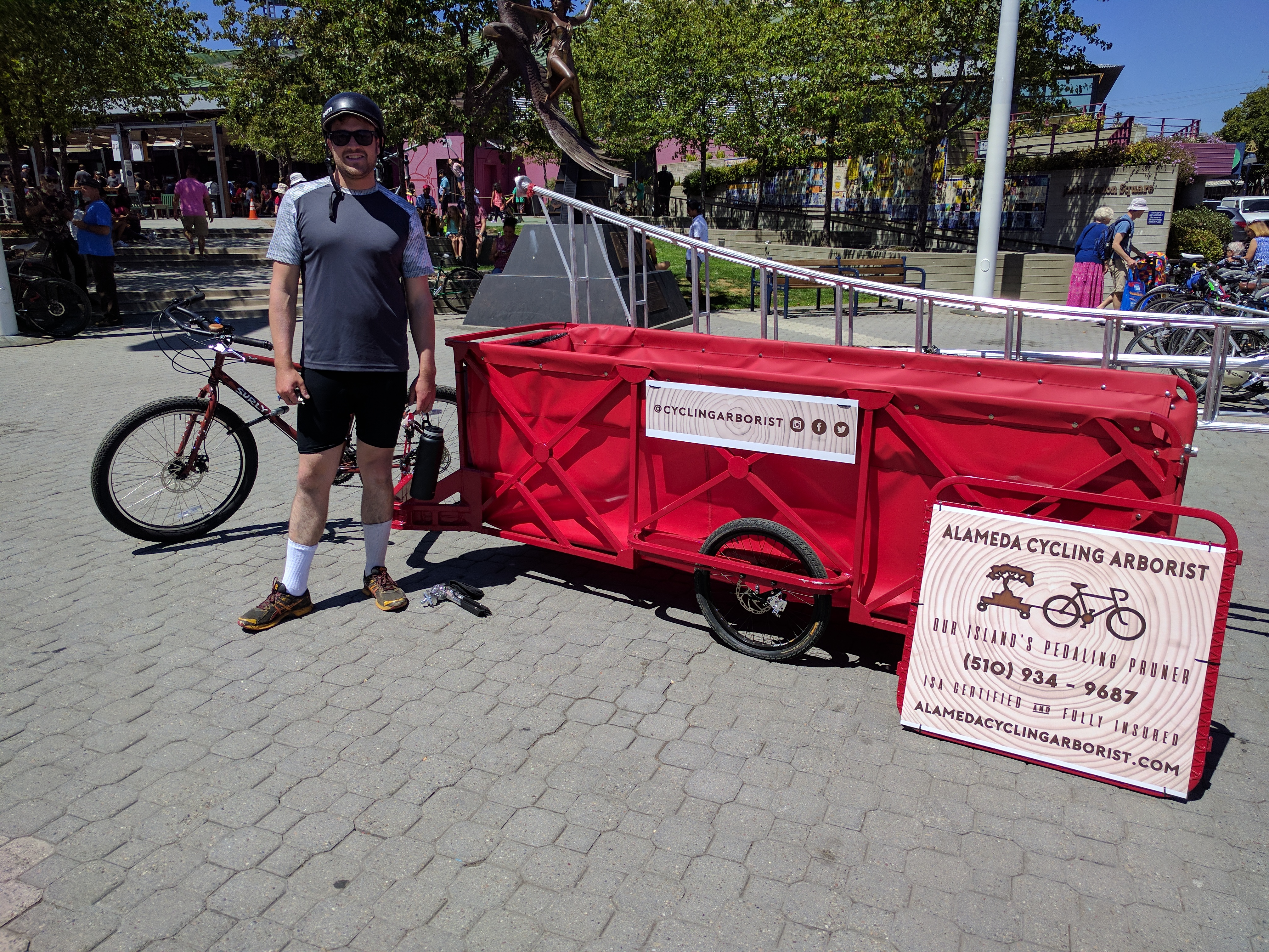 Need a fallen tree branch removed but don't want to put another truck on the road? Just call Alameda's cycling arborist. Photo: Streetsblog/Rudick