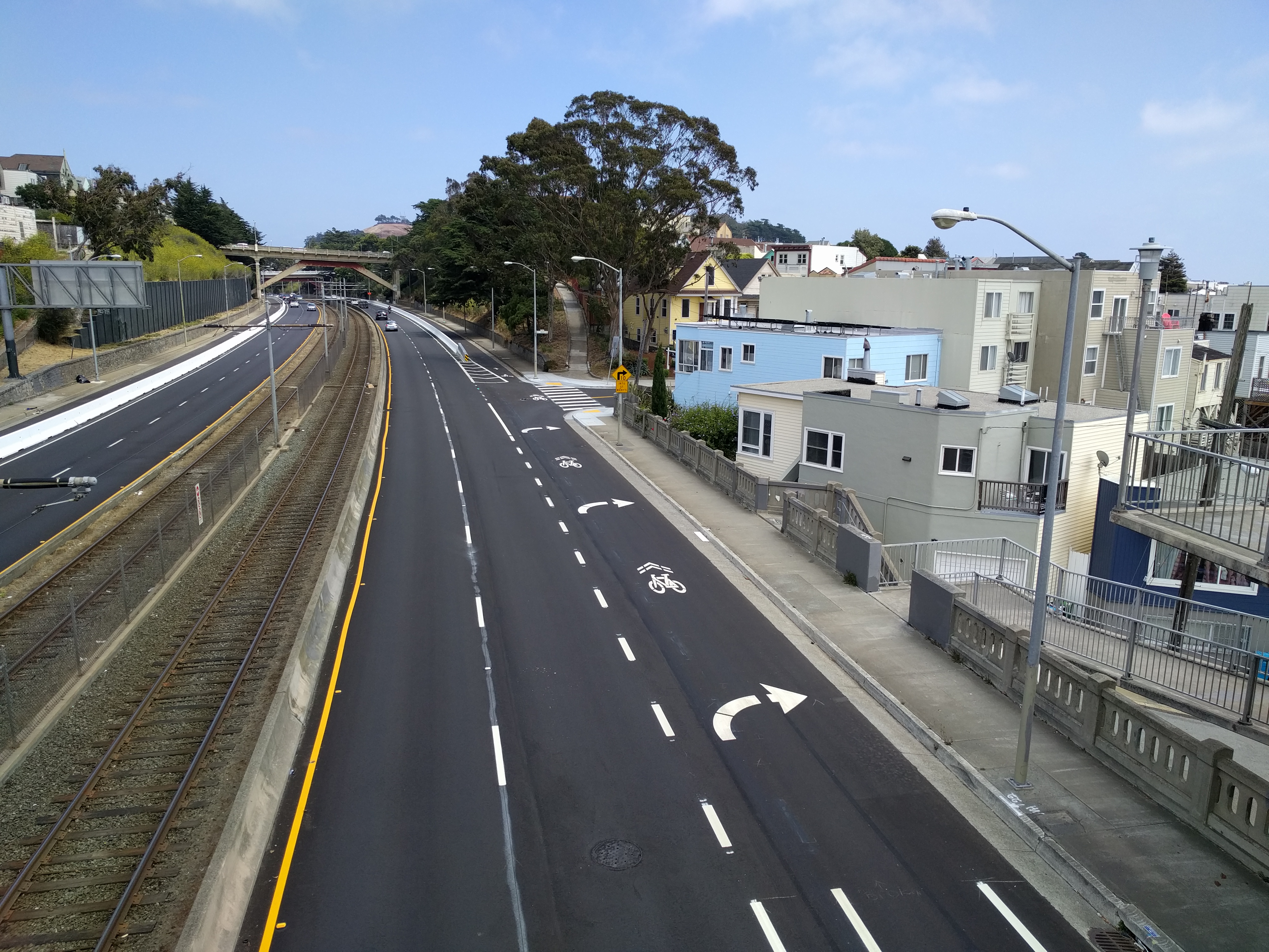 The high-speed turnof/mergef from San Jose to St. Marys Avenue is one of several intersections where all protection for cyclists suddenly ceases.
