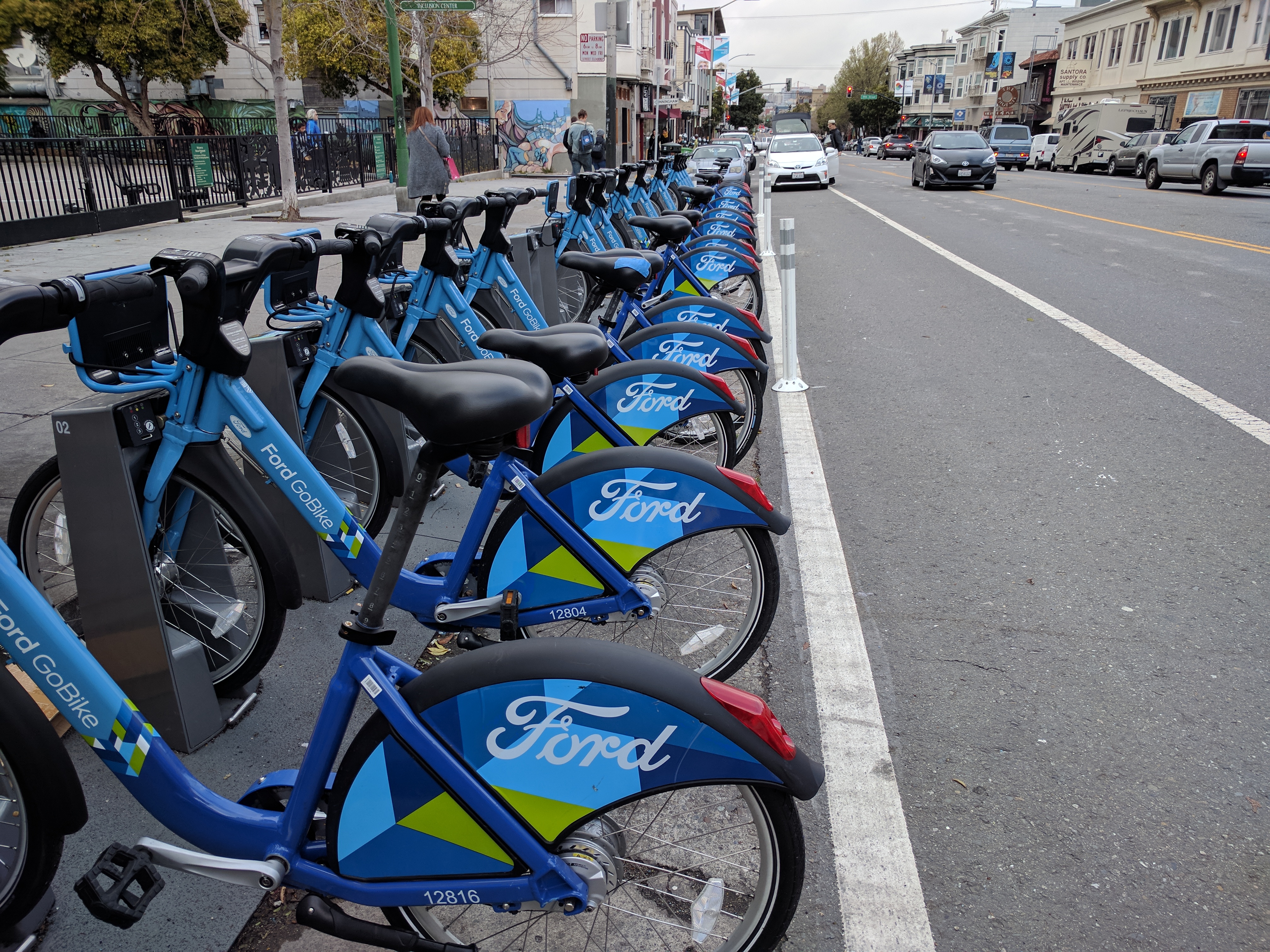 It's mysterious why SFMTA didn't put extra bollards at the bike share station.