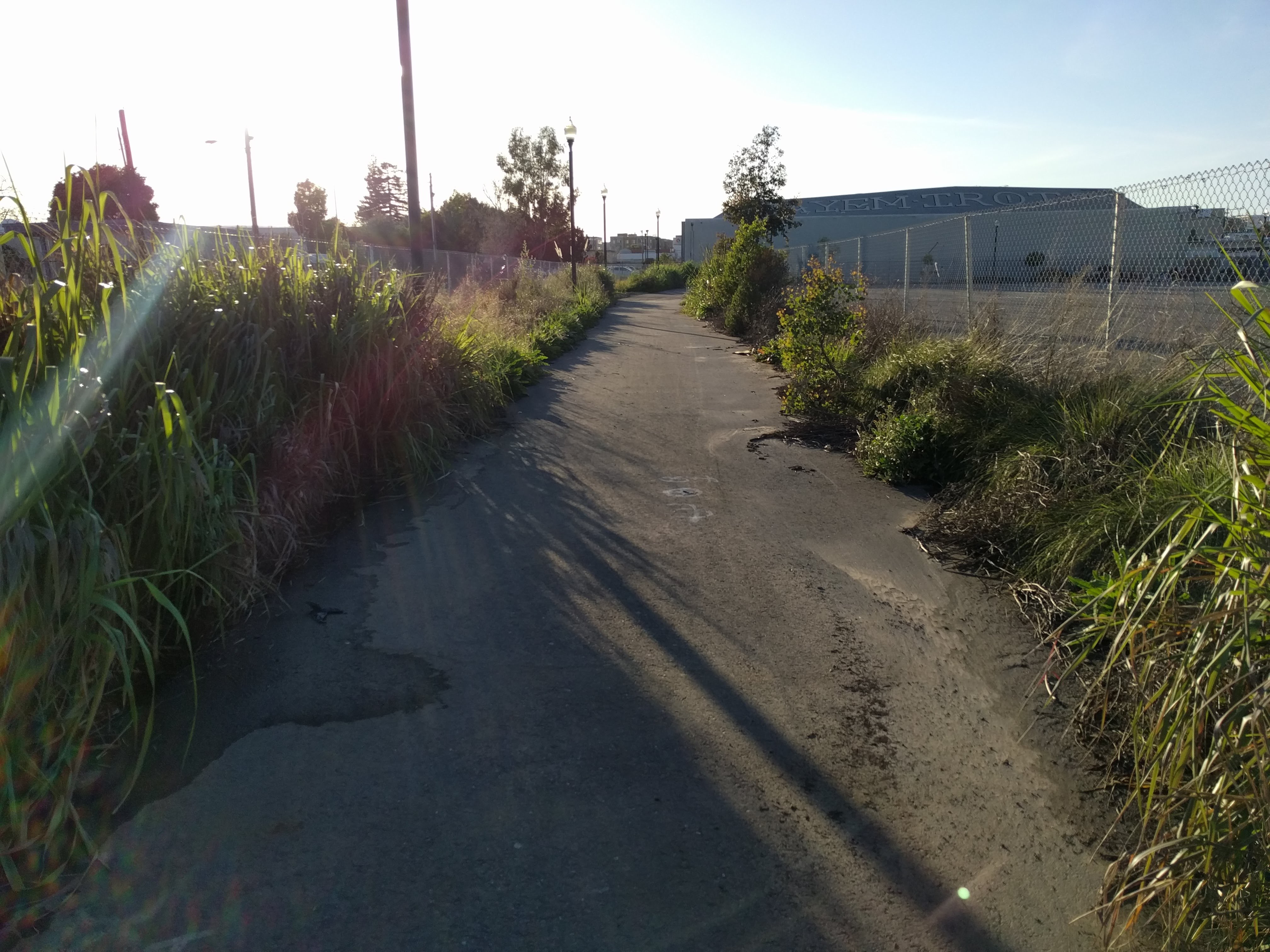 The "Star Wars" trench segment, with fences to force cyclists to go around a parking lot. Photo: Streetsblog/Rudick