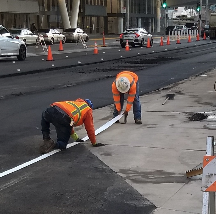 Eyes on the Street: Crew Narrows Howard Bike Lane