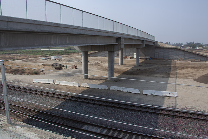 A HSR overpass in Fresno. Image: CaHSRA