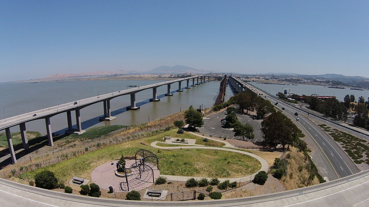 There are multiple new, super wide road bridges--but the only rail crossing is 100 years old and at water level. Photo: Wikimedia Commons