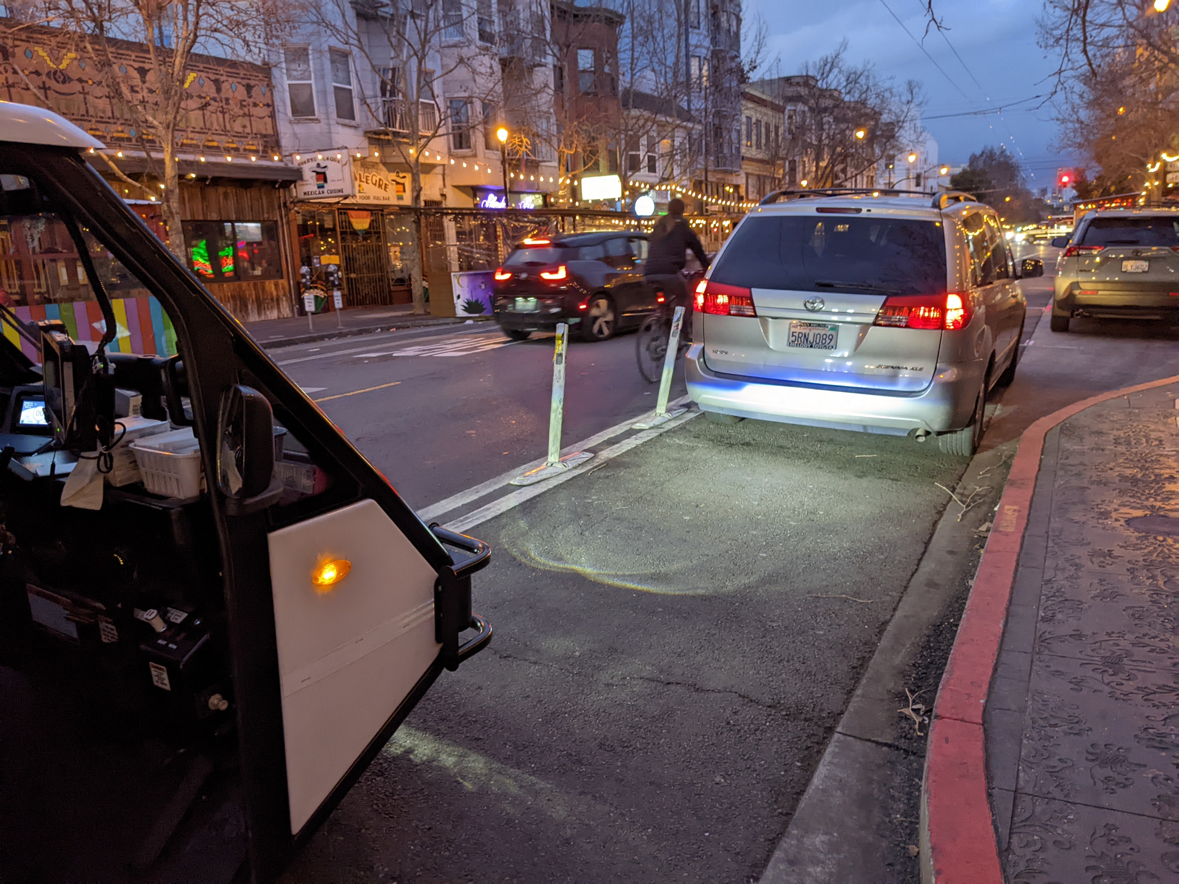 An SFMTA PCO tries to get a scofflaw motorist to get out of the bike lane during Tuesday's "just a minute" protest. Photo: Streetsblog/Rudick