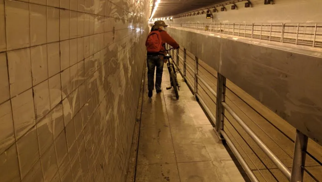Bike and pedestrian "infra" in the Posey Tube. Photo: Streetsblog/Rudick